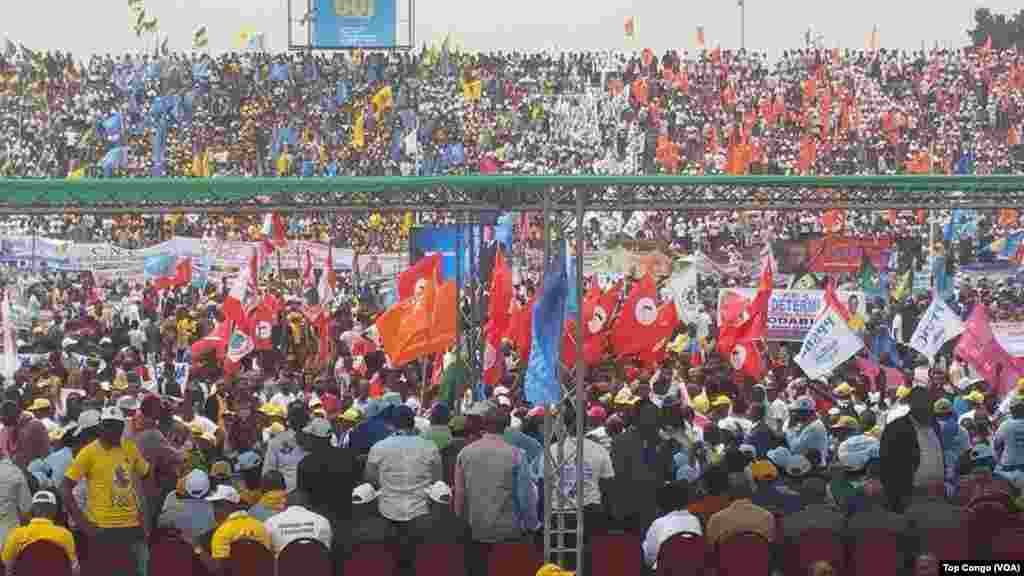 Aux couleurs de leurs partis, des dizaines des milliers de partisans se sont réunis au stade Tata Raphaël pour exprimer leur soutien au président Joseph Kabila, à Kinshasa, RDC, 29 juillet 2016. (VOA/Top Congo)