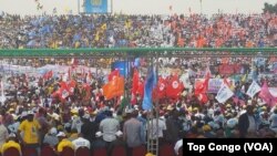 Aux couleurs de leurs partis, des dizaines des milliers de partisans se sont réunis au stade Tata Raphaël pour exprimer leur soutien au président Joseph Kabila, à Kinshasa, RDC, 29 juillet 2016. (Crédit Top Congo)