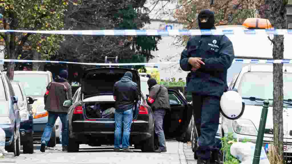 Des policiers se préparent à lancer un raid à Bruxelles, 16 novembre 2015.&nbsp;