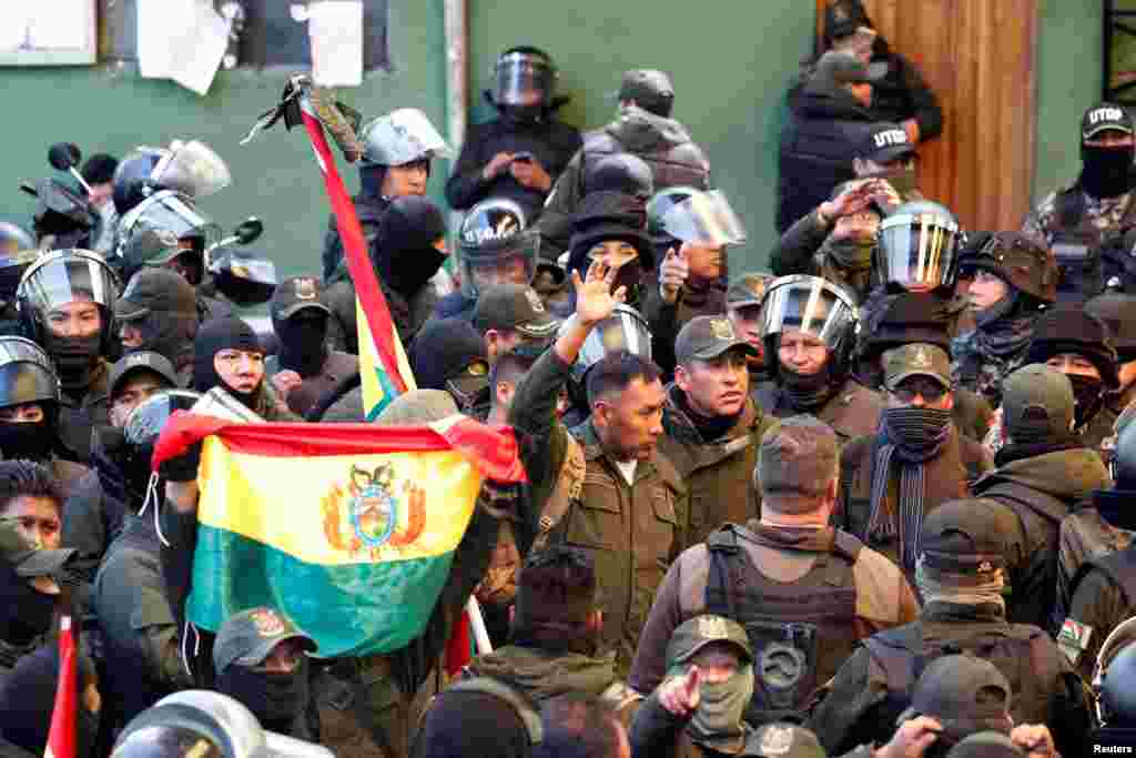 Los oficiales de policía participan en una reunión dentro de una estación de policía durante una protesta contra el presidente de Bolivia, Evo Morales, en La Paz.