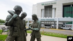 La VA proporciona servicios de salud a casi nueve millones de veteranos.