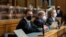 15 Aralık 2021 - Savunma avukatları Christian Koch, Ingmar Pauli ve Robert Unger, Berlin'deki mahkemede Zelimhan Tornike Kangoşvili'yi Kleiner Tiergarten parkında öldürmekle suçlanan Vadim Krasikov hakkındaki kararı beklerken.