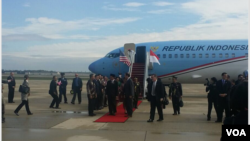 Presiden Joko Widodo beserta rombongan tiba di bandara militer Joint Base Andrews di Maryland, 25 Oktober 2015 (Foto: VOA/Dian)