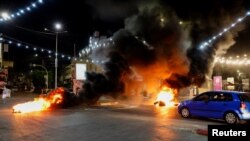 Sejumlah ban mobil dibakar sebagai aksi protes setelah seorang warga Palestina tewas dalam operasi militer Israel, di Jenin, Tepi Barat yang diduduki Israel, 3 Juli 2023. (Foto: REUTERS/Raneen Sawafta)