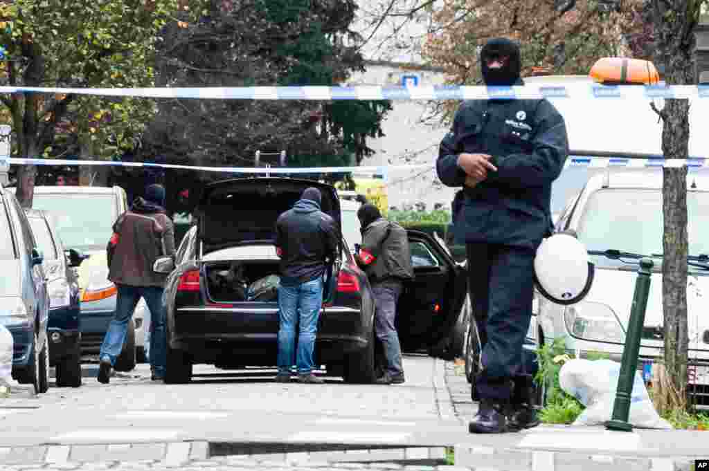 &#39;Yan sanda cikin damara a unguwar Molenbeek ta Brussels a Belgium, Litinin 16 Nuwamba 2015, inda&nbsp; a yanzu haka &#39;yan sandan ke kai sumame cikin wasu gidaje na wannan unguwar da mafi yawan Musulmi na kasar ke zaune ciki.