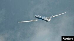 这张美国海军2014年9月18日拍摄的照片显示，MQ-4C“人鱼海神”无人驾驶侦察机在马里兰州帕图克森海军航空站完成首次跨越全国转场飞行。