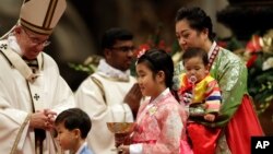 Lors de la messe de la veille de Noël au Vatican, le 24 décembre 2016.