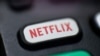 ARCHIVO - Esta foto de archivo del 13 de agosto de 2020 muestra un logotipo de Netflix en un control remoto en Portland, Oregón.