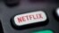 ARCHIVO - Esta foto de archivo del 13 de agosto de 2020 muestra un logotipo de Netflix en un control remoto en Portland, Oregón.