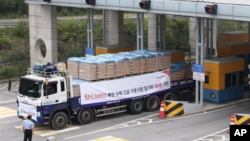지난달 21일 한국의 국제 구호단체 '월드비전'의 대북 수해지원 밀가루가 북한으로 향하고 있다. '월드비전'은 500t의 밀가루를 보냈다. (자료 사진)
