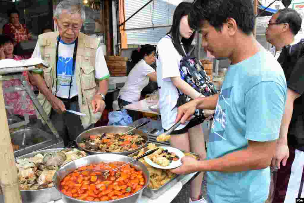 長洲太平清醮傳統習俗要吃素，很多食店售賣齋菜。(美國之音記者湯惠芸拍攝)