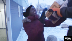 미국 노스다코타주에서 남수단 출신 난민 소녀 마리아 투야 양이 무료 배급 봉사를 준비하며 식료품 상자를 나르고 있다.