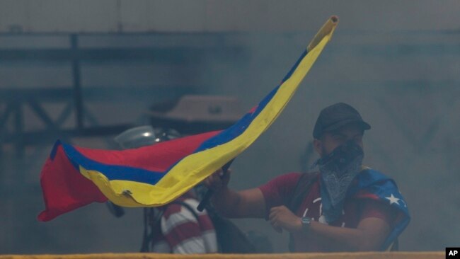 Maduro dice que sus adversarios libran una "guerra económica" para desbancarlo.