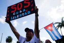 지난 18일 미국 마이애미의 쿠바계 이민자들이 앞서 아바나에서 열린 쿠바 주민들의 반정부 시위를 지지하는 집회를 열었다.