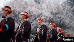 Người Tây Tạng chơi nhạc cụ truyền thống kỷ niệm Ngày Giải phóng Nông Nô ở quận Nyingchi , Vùng Tự trị Tây Tạng, 27/3/2014.