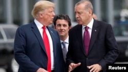 도널드 트럼프 미국 대통령(왼쪽)과 레제프 타이이프 에르도안 터키 대통령이 지난달 벨기에 브뤼셀에서 열린 북대서양 조약 기구(NATO) 정상회의에서 만나 대화하고 있다. 