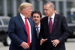도널드 트럼프 미국 대통령(왼쪽)과 레제프 타이이프 에르도안 터키 대통령이 지난해 7월 벨기에 브뤼셀에서 열린 북대서양 조약 기구(NATO) 정상회의에서 만나 대화하고 있다.
