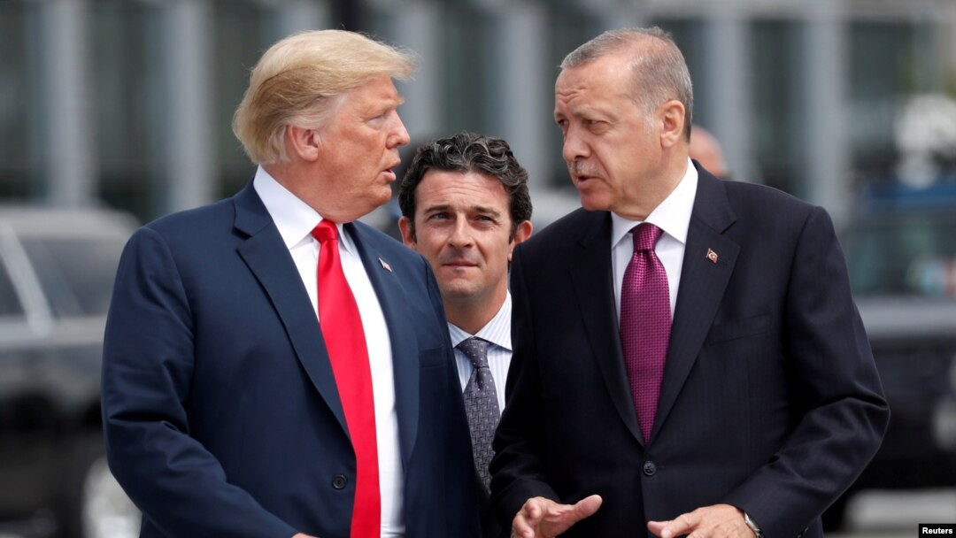 Presiden Turki Tayyip Erdogan saat bertemu Presiden AS Donald Trump (kiri) di sela-sela KTT NATO di Brussels, 11 Juli 2018 lalu.