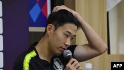 Pesepak bola Korsel, Son Heung-min (tengah) saat menghadiri konferensi pers setelah pertandingan melawan Kyrgystan di penyisihan Grup E putra Asian Games 2018 di Bandung, 20 Agustus 2018. 