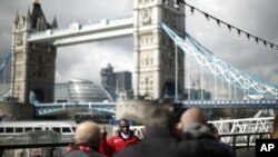 El ganador del Maratón de Londres 2011, el keniano Emmanuel Mutai posa cerca de Tower Bridge.
