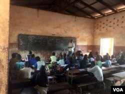 The desks at Saint Francois Public School in Bangui were destroyed by anti-balaka militias when the armed group occupied the school. The soldiers also destroyed the library and took the books. (Z. Baddorf/VOA)