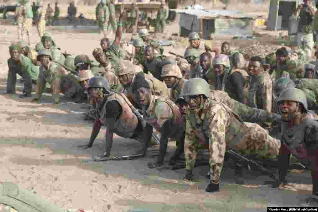 Babban hafsan sojojin kasa na Najeriya, Leftana janar Tukur Buratai, ya ziyarci sansanonin sojojinsa a dajin Sambisa