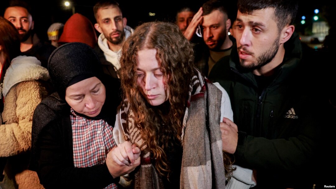 Palestinska aktivistica Ahed Tamimi šeta sa svojom majkom nakon što je puštena usred na osnovu sporazuma o razmjeni talaca i zatvorenika između Hamasa i Izraela.