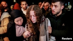 Palestinska aktivistica Ahed Tamimi šeta sa svojom majkom nakon što je puštena usred na osnovu sporazuma o razmjeni talaca i zatvorenika između Hamasa i Izraela.