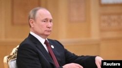 블라디미르 푸틴 러시아 대통령이 29일 투르크메니스탄 수도 아슈하바트에서 카스피해 연안국 정상회의에 참석하고 있다.