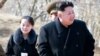 အကိုဖြစ်သူ မြောက်ကိုရီးယားခေါင်းဆောင် Kim Jong Un (ညာ) နဲ့ အတူ Kim Yo Jong ဟာ၂၀၁၅ ခုနှစ်က မြောက်ကိုရီးယား စစ်အခြေစိုက်စခန်းတခုကို သွားရောက်ကြည့်ရှုစဉ် 
