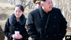 El líder norcoreano Kim Jong Un y su hermana Kim Yo Jong, detrás, izquierda, durante una visita a una unidad militar en Corea del Norte en 2015.