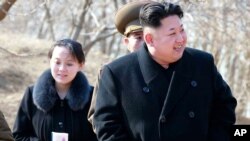 Pemimpin Korea Utara Kim Jong-un bersama saudara perempuannya, Kim Yo-jong (kiri) mengunjungi unit militer di Korea Utara tahun 2015. (Korean Central News Agency/Korea News Service/AP)