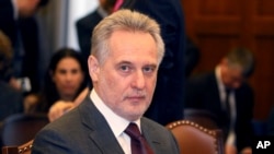 O oligarca ucraniano Dymitro Firtash aguarda o início do seu julgamento nos tribunais de justiça em Viena, Áustria, terça-feira, 21 de fevereiro de 2017