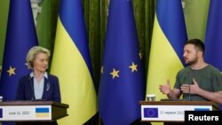 La présidente de la Commission européenne, Mme Von Der Leyen, et le président ukrainien, M. Zelenskiy, à Kiev.