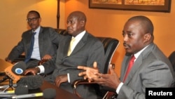 DRC's Joseph Kabila, right, flanked by Uganda's Yoweri Museveni and Rwanda's Paul Kagame, left, at news conference, Kampala Nov. 21, 2012 file photo.