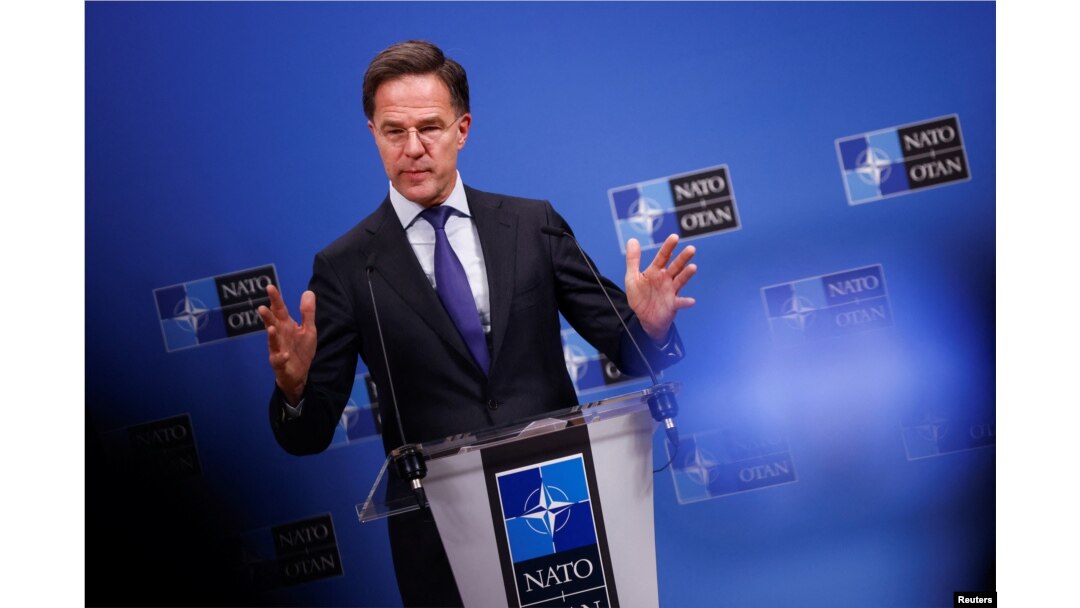 Sekretaris Jenderal NATO Mark Rutte memberi isyarat selama konferensi pers bersama di markas besar Aliansi di Brussels, Belgia, 3 Februari 2025. (Johanna Geron/REUTERS)