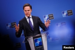 Sekretaris Jenderal NATO Mark Rutte memberi isyarat selama konferensi pers bersama di markas besar Aliansi di Brussels, Belgia, 3 Februari 2025. (Johanna Geron/REUTERS)