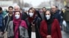 Mulheres iranianas usando máscaras por prevenção contra o coronavírus enquanto caminham pelo Grand Bazaar em Teerão, Irão. 20 fevereiro 2020