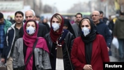 Tehran မြို့တွင် ကိုရိုနာဗိုင်းရပ်စ် အန္တရာယ် ကာကွယ်နိုင်ရေး မျက်နှာဖုံးတပ် သွားလာနေကြသည့် အီရန်အမျိုးသမီးများ။ (ဖေဖော်ဝါရီ ၂၀၊ ၂၀၂၀)