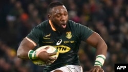 Le sud-africain Tendai Mtawarira court avec le ballon lors du deuxième match test de l’Afrique du Sud contre l'Angleterre au stade Free State à Bloemfontein, le 16 juin 2018.