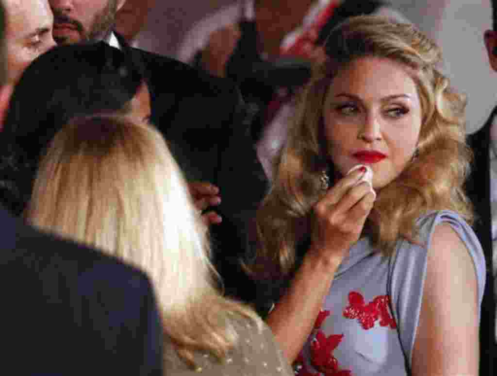 La cantante Madonna se retocado cuando llega al estreno en la edición 68 del Festival de Cine de Venecia en Italia.