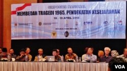Simposium “Membedah Tragedi 1965” yang diprakarsai oleh oleh Dewan Pertimbangan Presiden dan Komnas HAM, di Jakarta (18/4). (VOA/Fathiyah Wardah)