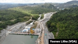 Poso 1 hydropower dam, which was built at the outlet river of Lake Poso, Sulewana village, North Pamona District, Poso Regency, Central Sulawesi.  Tuesday, (11/24/2020) (Photo: VOA/Yoanes Litha)