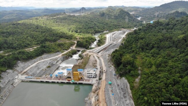 Bendungan PLTA Poso 1 yang didirikan di sungai outlet Danau Poso desa Sulewana, Kecamatan Pamona Utara, Kabupaten Poso, Sulawesi Tengah. Selasa, (24/11/2020) (Foto: VOA/Yoanes Litha)