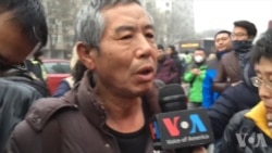 美国之音在北京法院外现场采访中国维权律师浦志强的支持者