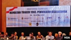 Simposium “Membedah Tragedi 1965” yang diprakarsai oleh oleh Dewan Pertimbangan Presiden dan Komnas HAM, di di hotel Aryaduta, Jakarta hari Senin 18/4 (foto: VOA/Fathiyah).