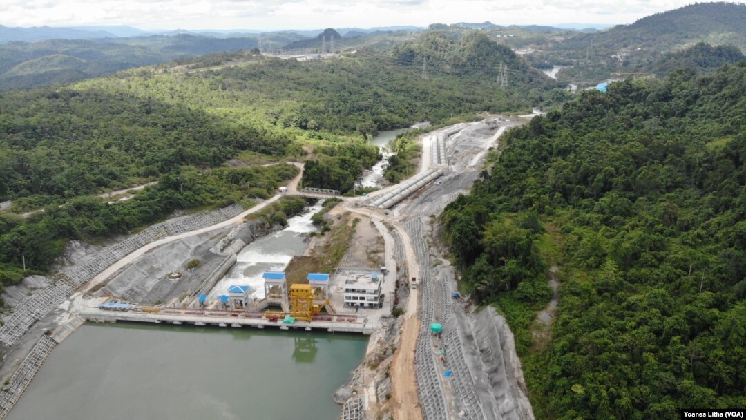 Bendungan PLTA Poso 1 yang didirikan di Sungai outlet Danau Poso di Sulawesi Tengah. Transisi energi adalah salah satu topik yang diperkirakan akan sangat menarik perhatian pada ajang ISF 2024. (Foto: Ilustrasi/VOA/Yoanes Litha) 