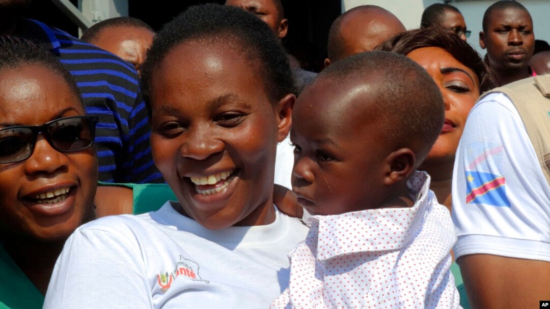 Esperance Nabintu dan anak laki-lakinya yang berusia satu tahun, Ebenezer Fataki, kembali ke rumah setelah dinyatakan sembuh dari Ebola, di Goma, Kongo, 13 Agustus 2019. (Foto: AP)
