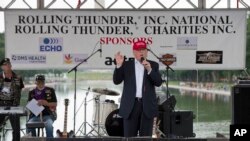 El presunto nominado presidencial republicano Donald Trump habló ante partidarios y motociclistas en el evento Rolling Thuner en la alameda nacional, en Washington, el domingo, 29 de mayo de 2016.