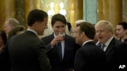 El presidente de Estados Unidos, Donald Trump, acusó al primer ministro canadiense, Justin Trudeau, de tener "dos caras" después de que Trudeau y otros líderes de la OTAN parecieran estar hablando sobre él. Foto AP.